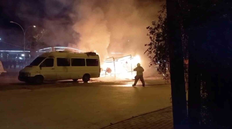 Bursa Korkutan Yangın: Baraka Ve Minibüs Alev Topuna Döndü