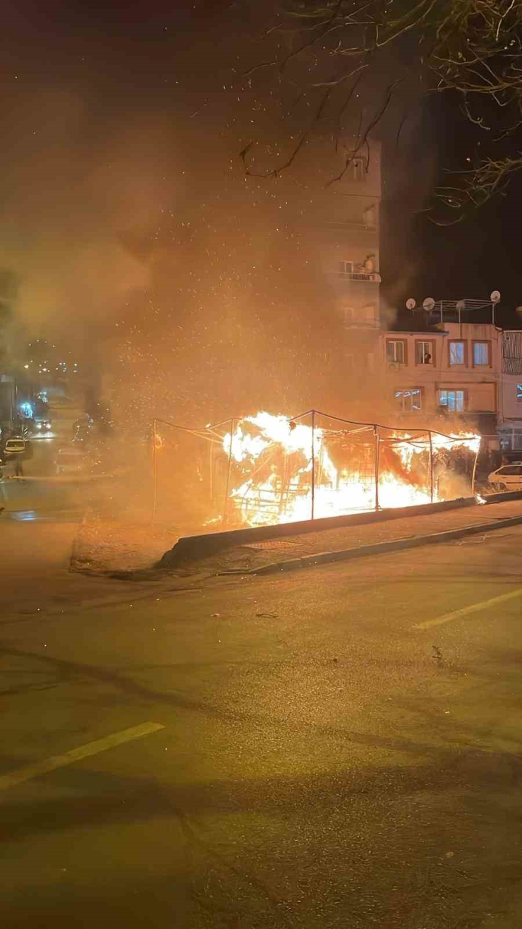 Bursa Korkutan Yangın: Baraka Ve Minibüs Alev Topuna Döndü