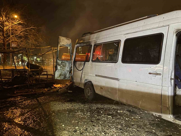 Bursa Korkutan Yangın: Baraka Ve Minibüs Alev Topuna Döndü