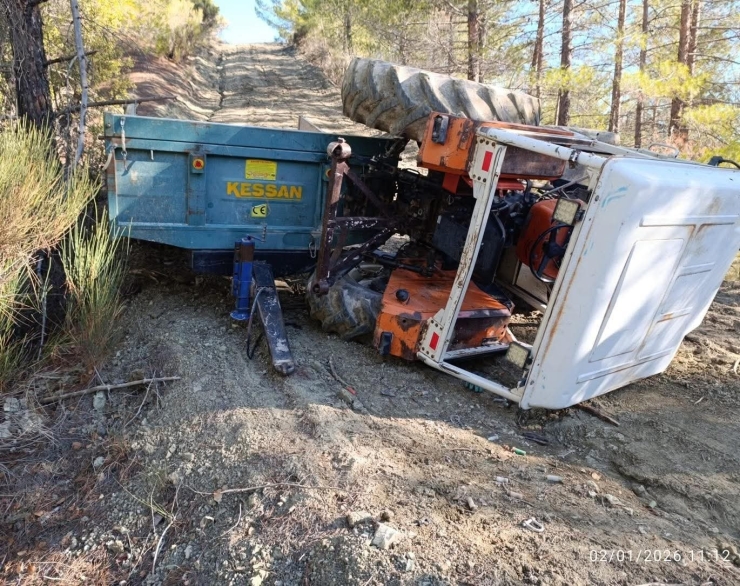 Denizli’de Kontrolden Çıkan Traktör Devrildi; 1 Yaralı