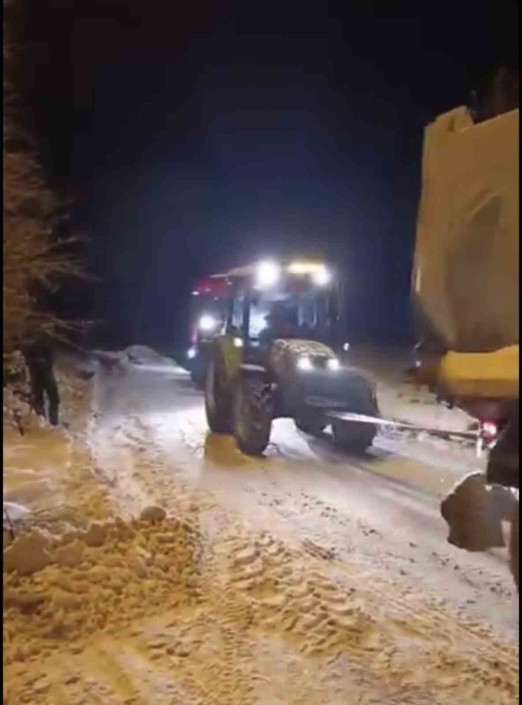 Yolda Kalan Tır, Konvoy Halinde Çekilerek Kurtarıldı