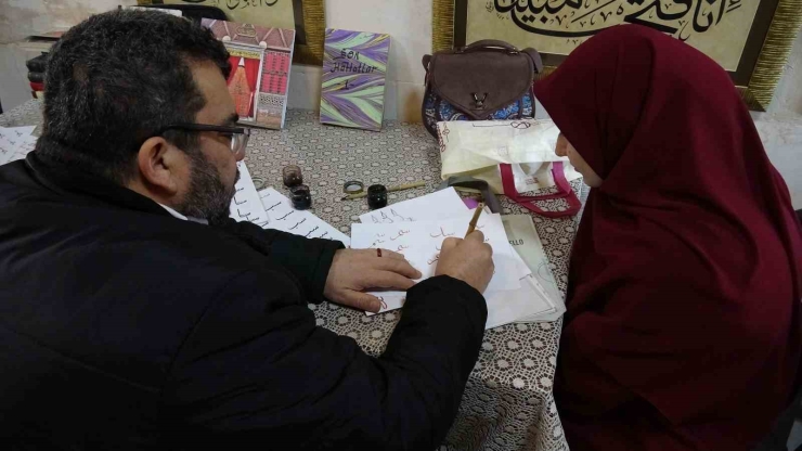 Hat Sanatçısı Yeni Öğrenciler Yetiştiriyor