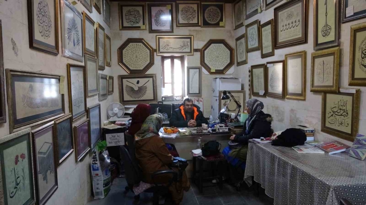 Hat Sanatçısı Yeni Öğrenciler Yetiştiriyor