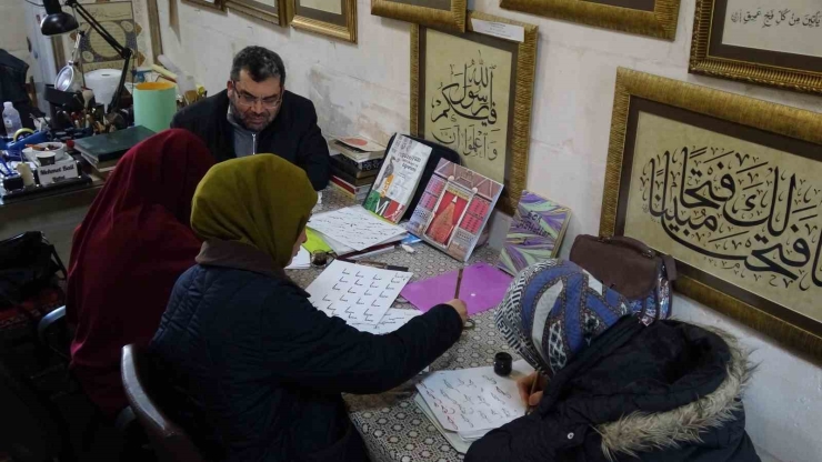 Hat Sanatçısı Yeni Öğrenciler Yetiştiriyor