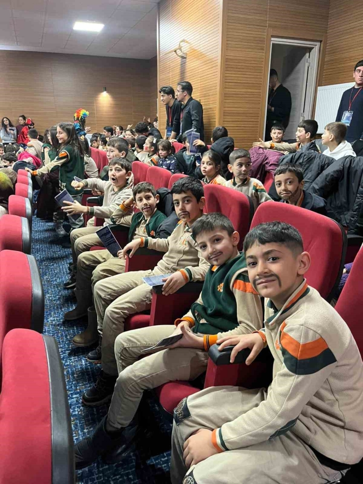 Milli Teknoloji Hamlesi "karagöz Ve Hacivat" İle Tiyatro Sahnesinde Çocuklarla Buluştu