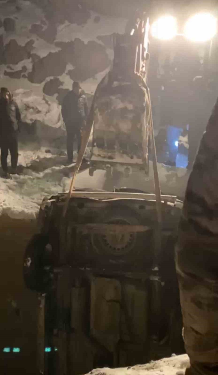 Yüksekova’da Buzlanma Nedeniyle Köprüden Düşen Otomobildeki 4 Kişi Yaralandı
