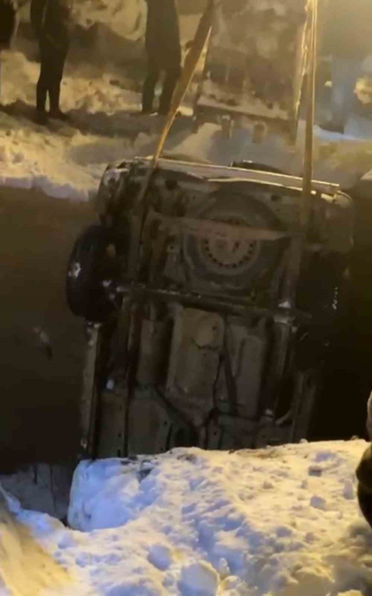Yüksekova’da Buzlanma Nedeniyle Köprüden Düşen Otomobildeki 4 Kişi Yaralandı