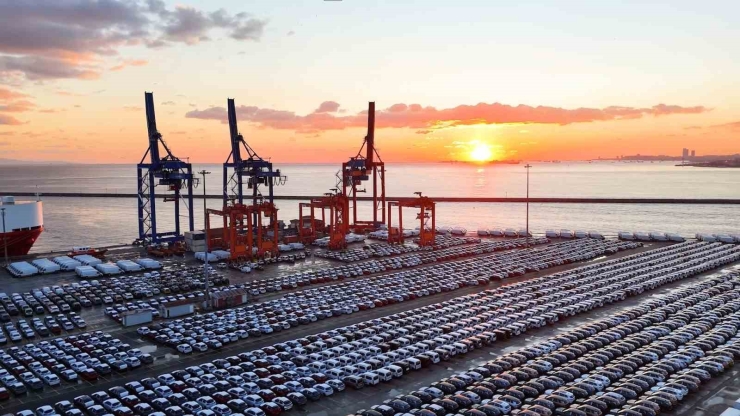 İ̇thal Otomobiller Haydarpaşa Limanı’nı Doldurdu