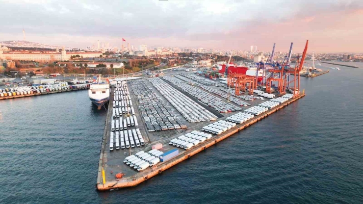 İ̇thal Otomobiller Haydarpaşa Limanı’nı Doldurdu