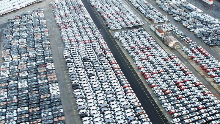 İ̇thal Otomobiller Haydarpaşa Limanı’nı Doldurdu