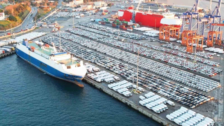 İ̇thal Otomobiller Haydarpaşa Limanı’nı Doldurdu
