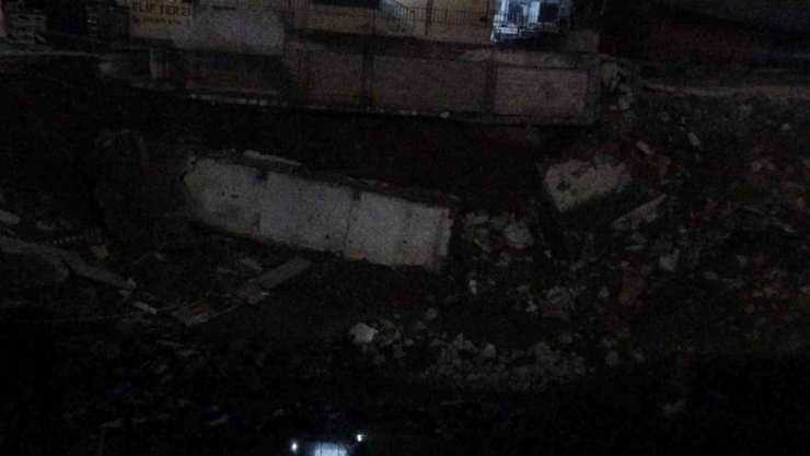 İ̇stinat Duvarı Çöken Binadaki Vatandaşlar Tahliye Edildi