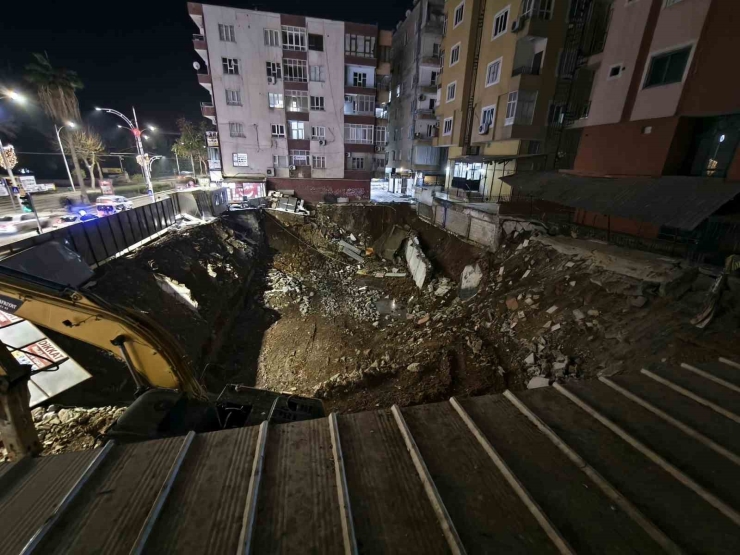 İ̇stinat Duvarı Çöken Binadaki Vatandaşlar Tahliye Edildi