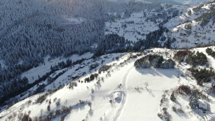 Bin 250 Rakımlı Yaralıgöz Dağı’nda Muhteşem Kar Manzarası