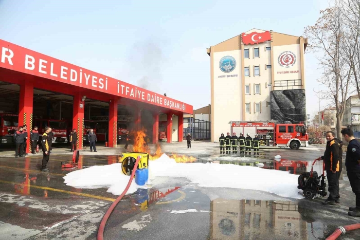 Kayseri İ̇tfaiyesi 2025 Yılında 11 Bin Olaya Müdahale Etti