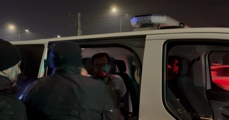 Polise Çarpıp Kaçan Şahıs, Olay Yerine Gelince Yakayı Ele Verdi: 1’i Polis 2 Yaralı