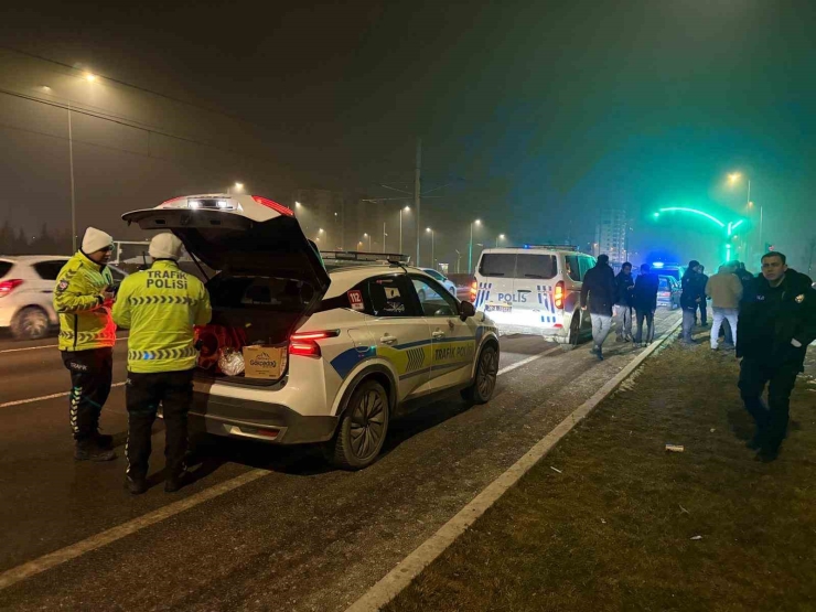 Polise Çarpıp Kaçan Şahıs, Olay Yerine Gelince Yakayı Ele Verdi: 1’i Polis 2 Yaralı
