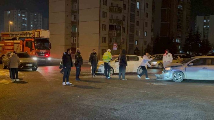 İ̇ki Otomobil Çarpıştı: 1 Yaralı
