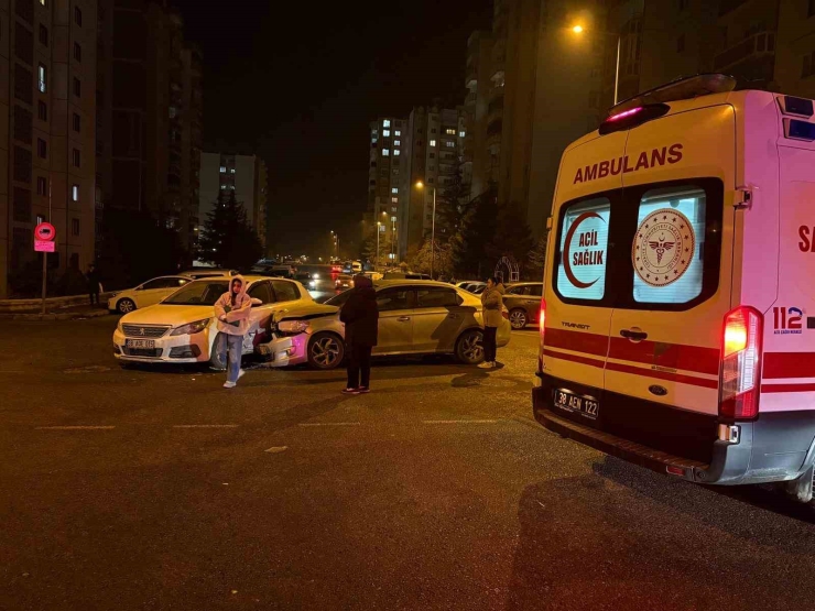 İ̇ki Otomobil Çarpıştı: 1 Yaralı