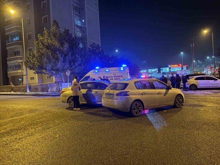 İ̇ki Otomobil Çarpıştı: 1 Yaralı