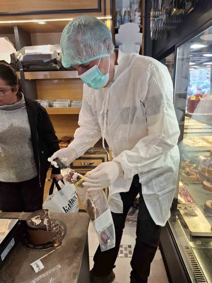 Kuşadası’nda Yaş Pastalar Mercek Altında