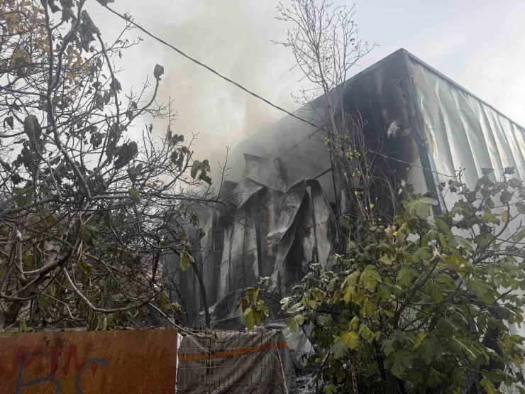 Esenyurt’ta Korkutan Depo Yangını: Dumanlar Metrelerce Yükseldi