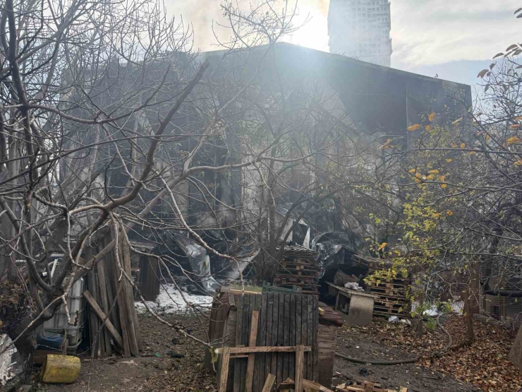 Esenyurt’ta Korkutan Depo Yangını: Dumanlar Metrelerce Yükseldi