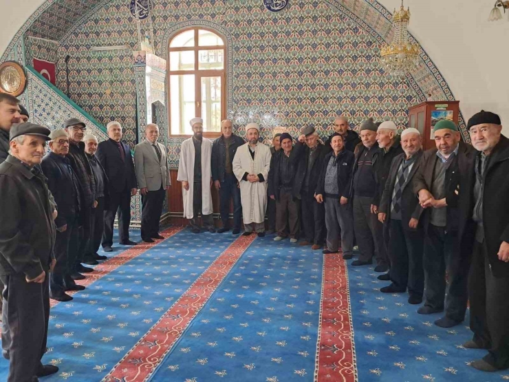 Tarihi Büğdüz Mahalle Camii’nin Geleneksel Motiflerle İşlenen Minber Örtüsü Yenilendi