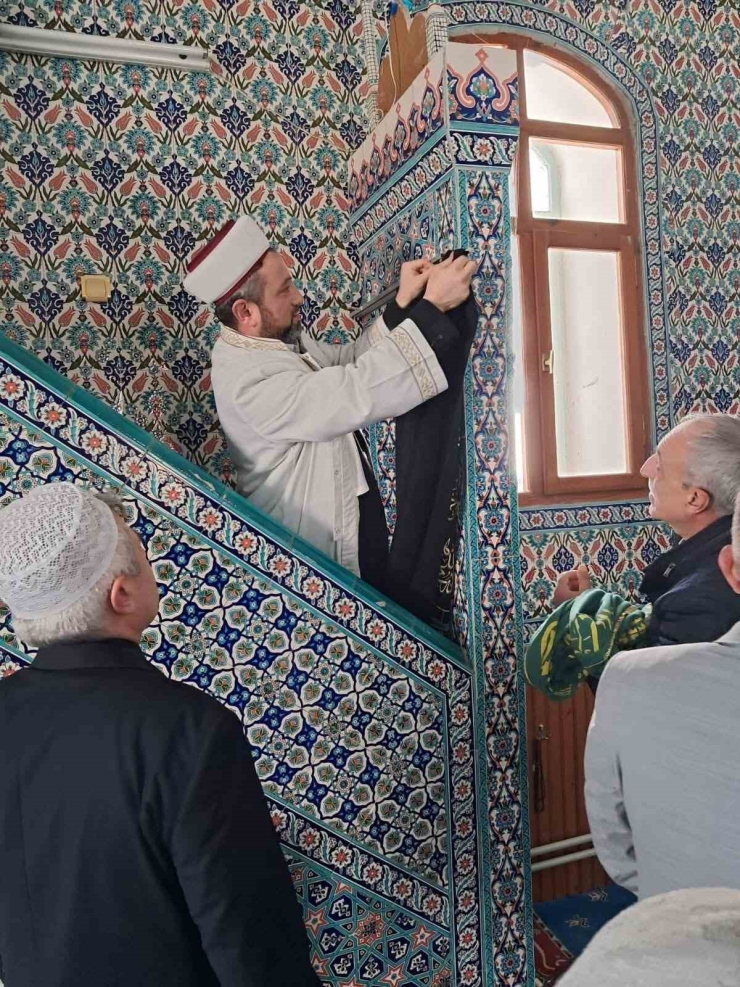 Tarihi Büğdüz Mahalle Camii’nin Geleneksel Motiflerle İşlenen Minber Örtüsü Yenilendi