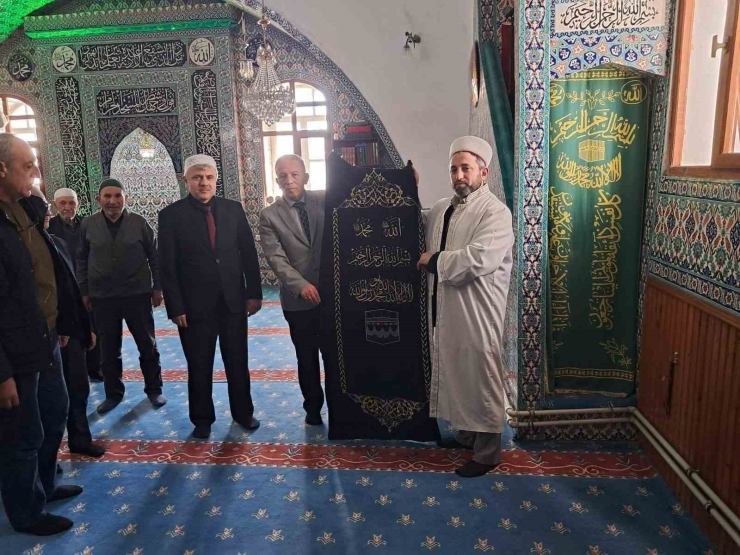 Tarihi Büğdüz Mahalle Camii’nin Geleneksel Motiflerle İşlenen Minber Örtüsü Yenilendi