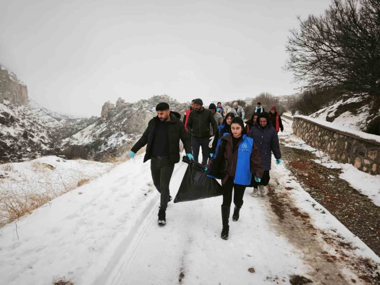 Tunceli’de Soğuk Kışa Sıcak Dokunuş: Gençler Yaban Hayatı İçin Seferber Oldu