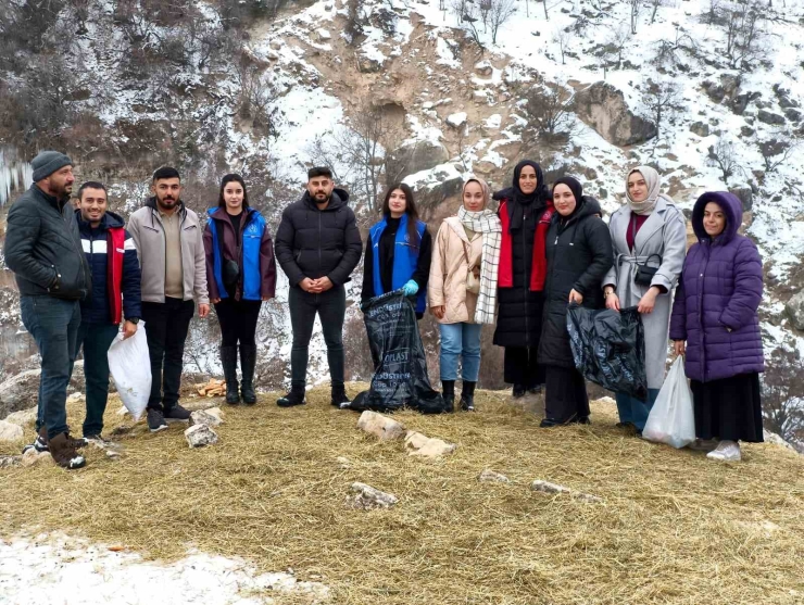 Tunceli’de Soğuk Kışa Sıcak Dokunuş: Gençler Yaban Hayatı İçin Seferber Oldu