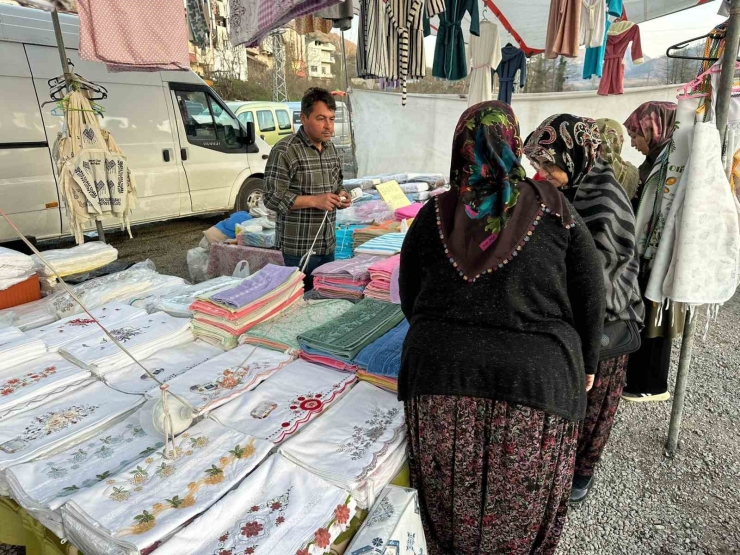 Mollabey’de Ucuzluk Pazarı Yoğun İlgi Görüyor