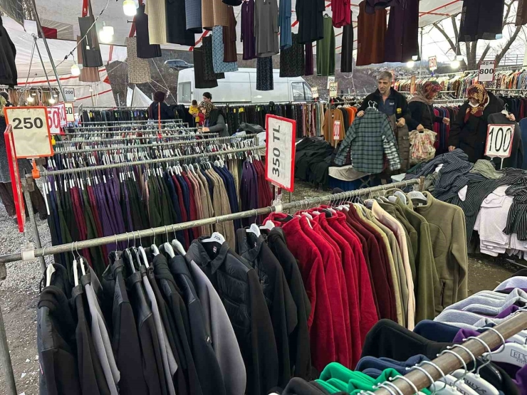 Mollabey’de Ucuzluk Pazarı Yoğun İlgi Görüyor