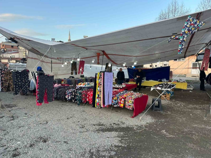 Mollabey’de Ucuzluk Pazarı Yoğun İlgi Görüyor