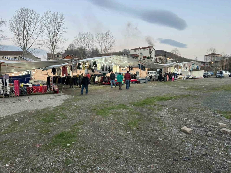 Mollabey’de Ucuzluk Pazarı Yoğun İlgi Görüyor