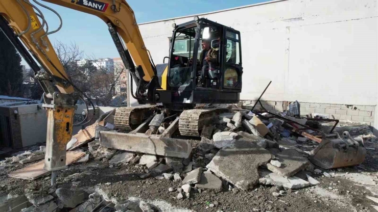 Adıyaman’da Binalar Daha Güvenli Şekilde Yıkılıyor