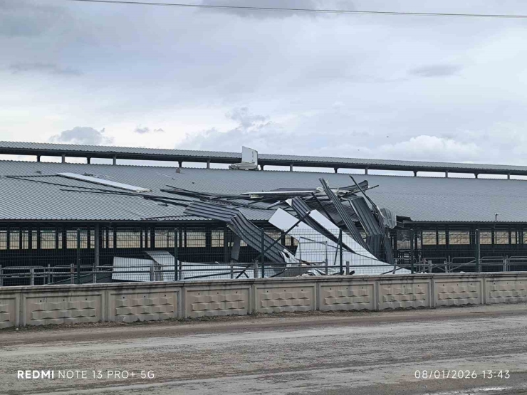 Şiddetli Rüzgar İşyerinin Çatısını Ucurdu