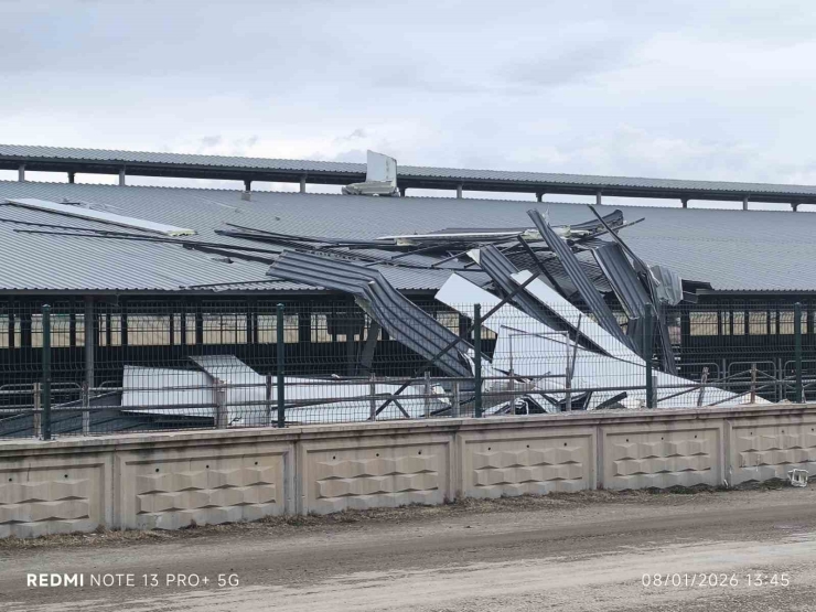 Şiddetli Rüzgar İşyerinin Çatısını Ucurdu