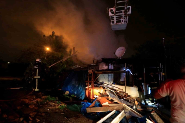 Antalya’da Gecekondu Yangını: Küle Dönen Evini Görünce Gözyaşlarına Boğuldu