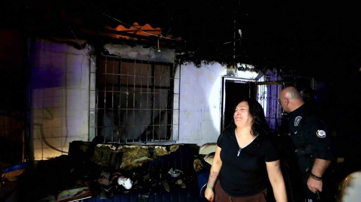 Antalya’da Gecekondu Yangını: Küle Dönen Evini Görünce Gözyaşlarına Boğuldu