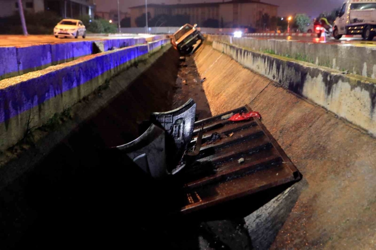 Kanala Uçan Otomobilin Sürücüsü Kazayı Yara Almadan Atlattı