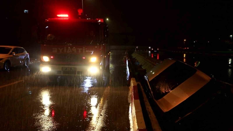 Kanala Uçan Otomobilin Sürücüsü Kazayı Yara Almadan Atlattı