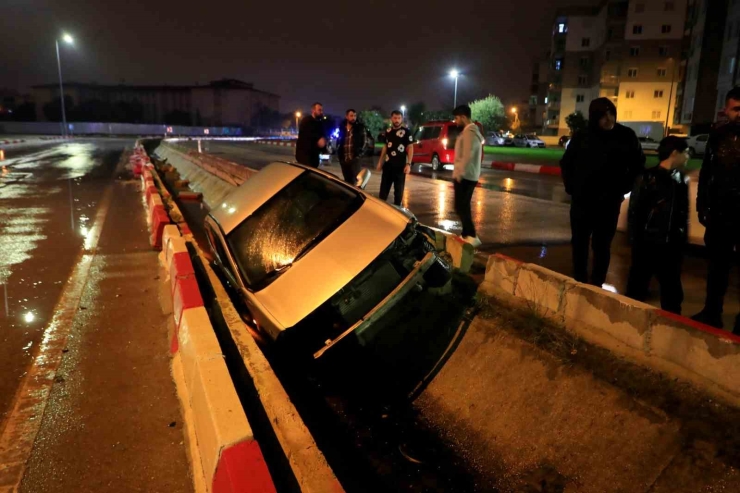 Kanala Uçan Otomobilin Sürücüsü Kazayı Yara Almadan Atlattı