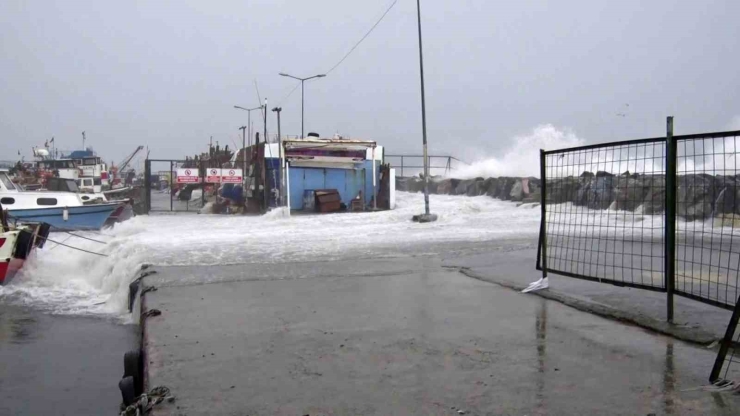 Avcılar’da Metrelerce Yükselen Dalgalar Mendireği Böyle Aştı