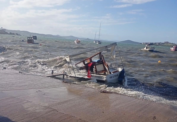 Ayvalık’ta Kuvvetli Fırtına Tekneleri Batırdı