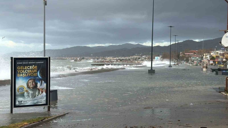 Edremit’te Denizle Kara Birleşti, İşletmeler Sular Altında Kaldı