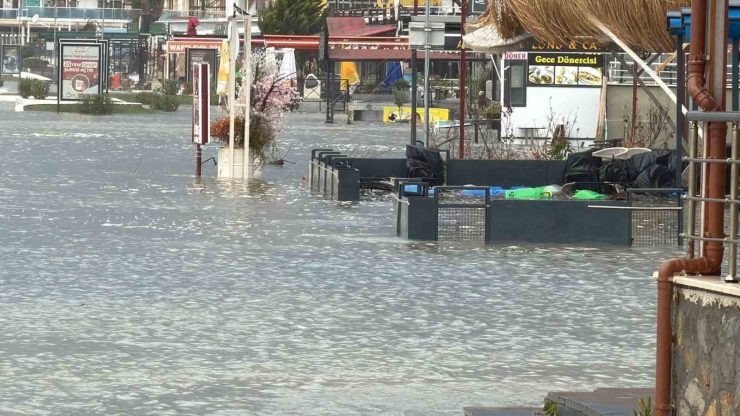 Edremit’te Denizle Kara Birleşti, İşletmeler Sular Altında Kaldı