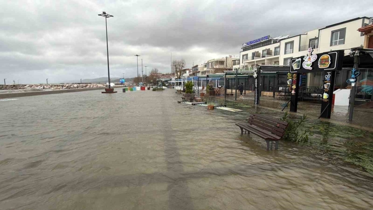 Edremit’te Denizle Kara Birleşti, İşletmeler Sular Altında Kaldı