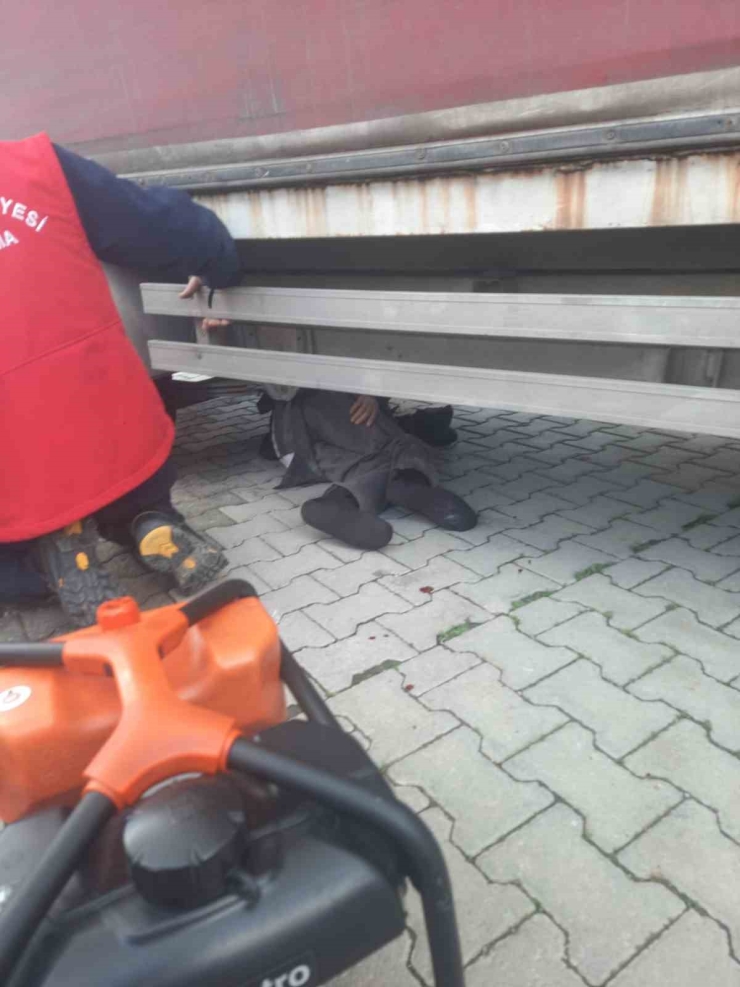 Edremit’te Kamyonun Altında Kalan Vatandaşı İtfaiye Kurtardı